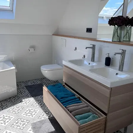 Moderne Altbauwohnung Im Gruenen Apartment *